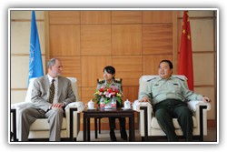 2010年夏天,和平行动培训研究所的负责人Harvey Langholtz博士参加了在中国河北廊坊的中国人民武装警察部队学院维和培训部召开的大会。大会一致认为,若对中国维和军事、警务及文职人员的培训能结合和平行动培训研究所的英文版在线教程,有助于增强维和行动的实效性,并能与维和任务中所使用的语言──英语保持一致。如果学生希望,我们还可以提供法语和西班牙语的选择。